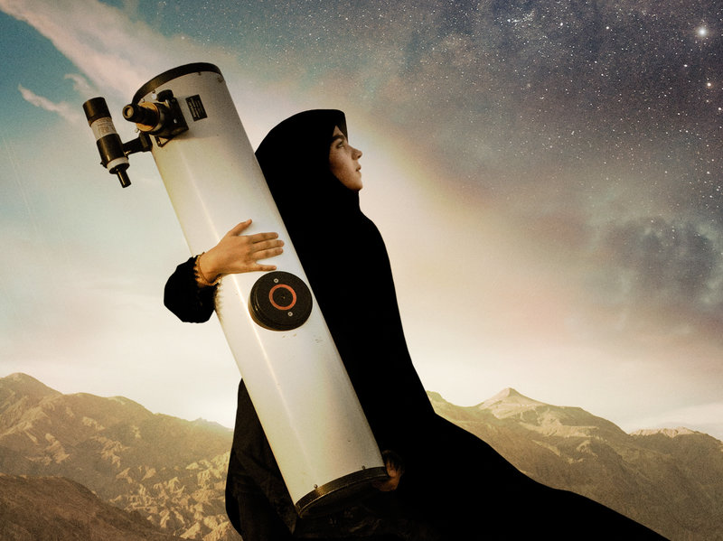 File:Sepideh -filmens-billlede -lavkant -sepideh-med-teleskop -credit-paul-wilson-5f9ce8b86bafec0b2227471c42a8e4727906c6de-s800-c85.jpg